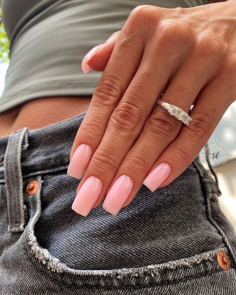 Italy Nails, Classic Manicure, Color Trends 2024, Light Pink Nails, Nail Color Trends, Beige Nails, Summery Nails, Basic Nails, Casual Nails