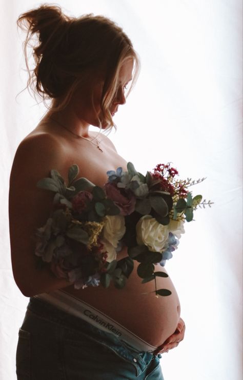 Maternity Bouquet Photoshoot, Maternity Pictures With Flower Bouquet, Half Bloomed Pregnancy, Maternity Photo Shoot Flowers, Bouquet Maternity Shoot, Maternity Photoshoot With Flowers, Flower Maternity Pictures, Floral Maternity Photos, Pregnancy Flower Photoshoot