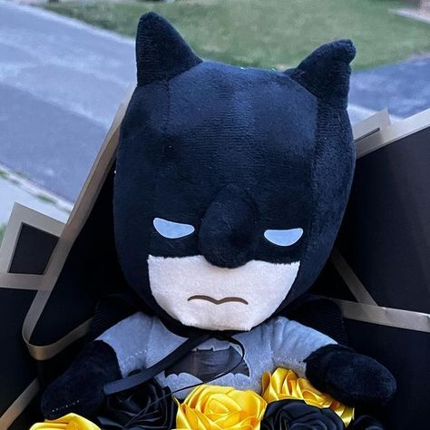 𝐅𝐨𝐫𝐞�𝐯𝐞𝐫𝐋𝐚𝐬𝐭𝐢𝐧𝐠𝐁𝐨𝐮𝐪𝐮𝐞𝐭𝐬 on Instagram: "batman bouquet 🦇!! - #explorepage✨ #smallbusiness #roses #ribbon #foreverlasting #bouquets #trending #viral #supportsmallbussiness #ramos #stl #bouquet #batmanbouquet" Batman Flower Bouquet, Batman Ribbon Bouquet, Ribbon Bouquet For Boyfriend, Batman Flowers, Batman Bouquet, Dark Vader, Batman Gifts, Ribbon Flowers Bouquet, Batman Inspired