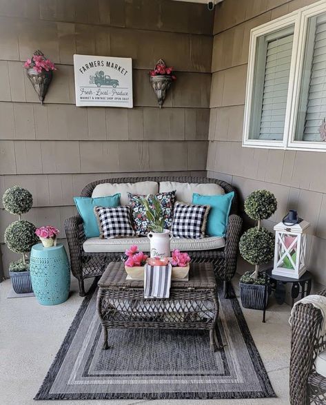 Patio Vibes, Small Porch Decorating, Small Porch, Farmhouse Patio, Porch Sitting, Front Porch Design, Backyard Renovations, Front Deck, Outdoor Decorating