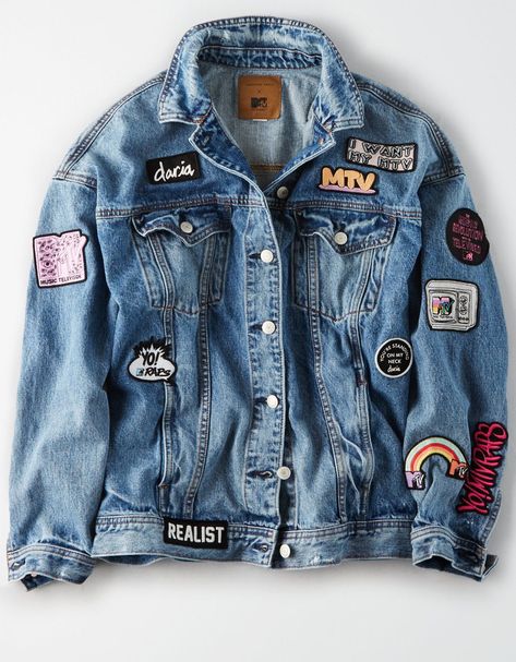 11 Far-From-Basic Denim Jackets to Wear This Fall | Brit + Co Black Jacket Outfit, Customised Denim Jacket, Leather Jacket Outfit Men, Jean Jacket Patches, Winter Leather Jackets, Jacket Outfit Women, Jeans Outfit Winter, Womens Winter Fashion Outfits, Jean Jacket Outfits