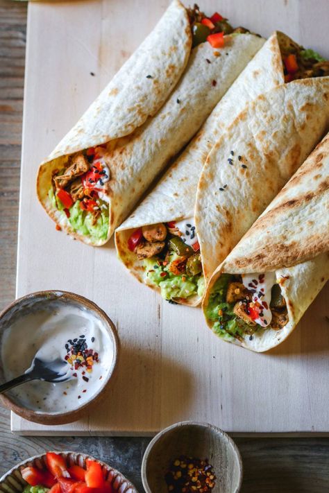 15 Minute Mexican Jackfruit Toasted Wraps - Vegan Recipe Lucy & Lentils Easy Vegan Wraps, Mexican Wraps, Quick Easy Lunch, Vegetarian Mexican, Seared Chicken Breast, Quick Easy Vegan, Gluten Free Tortillas, Vegan Wraps, Doner Kebab