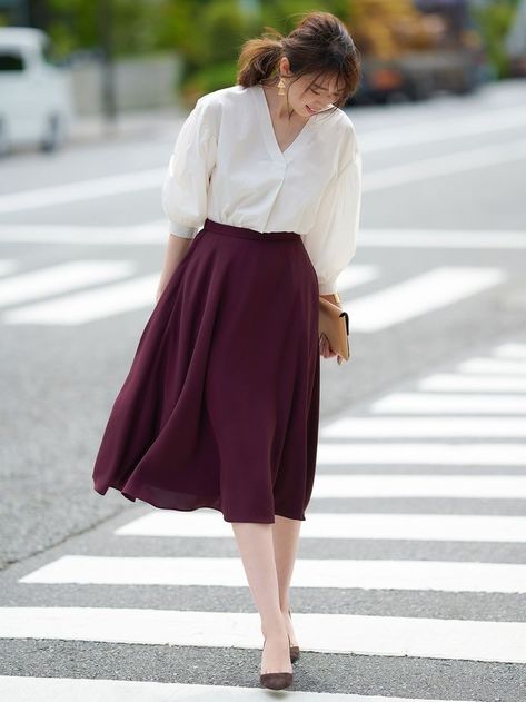 Uniqlo Women Outfit, Uniqlo Outfit, Yeezy Outfit, Simple Frocks, Western Wear Outfits, Chique Outfits, Retro Pin Up, Purple Skirt, Elegante Casual