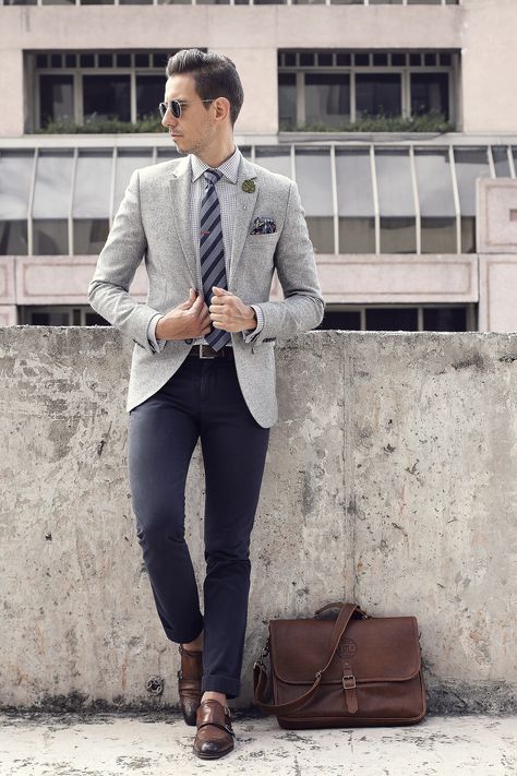 Grey blazer blue trousers,but with socks! Grey Blazer Outfit, Business Attire For Men, Blazer Outfits Men, Mens Fashion Blazer, Mens Fashion Blog, Elegant Outfits, Mens Style Guide, Mens Fashion Classy, Man Style