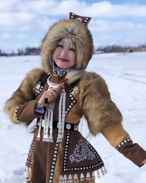 Inuit Kostüm, Inuit Clothing, Inuit People, Fur Dress, Fur Clothing, Native American Fashion, Traditional Fashion, Mongolia, Character Outfits