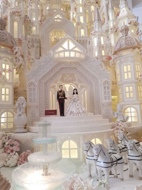 Huge Wedding Cakes, Castle Wedding Cake, Huge Cake, Fancy Wedding Cakes, Extravagant Wedding Cakes, Christmas Themed Cake, Big Wedding Cakes, Luxury Cake, Dream Wedding Cake