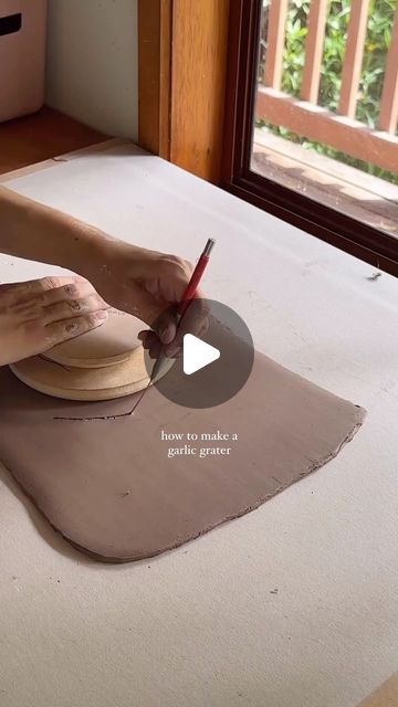 Pottery on Instagram: "Credit @finpotterytools How to make a garlic grater 🧄 We’ve been seeing these everywhere and really wanted some for our own kitchen. They’re super fun and easy to make.   Here I’m using our 15cm pottery form with roundover edge for the dish, then using a wooden tool to pull the wet clay to create the abrasive grater surface. Obsessed!  🏷️ slabbuilt ceramics, slabbuilding, handbuilding, ceramic garlic grater plate" Ceramic Garlic Grater, Garlic Grater Plate, Garlic Grater, Pottery Form, Plates Diy, Diy Ceramic, Ceramic Techniques, Pottery Crafts, Pottery Wheel