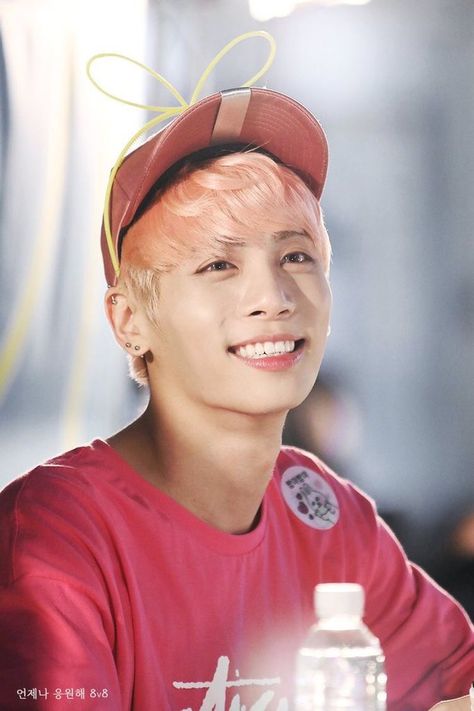 dheu ☎️❌ on Twitter: "#jjongdaycountdown Day 18: Fansigns My favorite thing is the smile he has when interacting with fans, and the way he looks at them with so much attention. #JONGHYUN🌙… https://t.co/LgCCP1LIDU" Jong Hyun, Shinee Jonghyun, The Way He Looks, Cute Smile, Pretty Smile, The Smile, Twitter Search, Korean Singer, Shinee