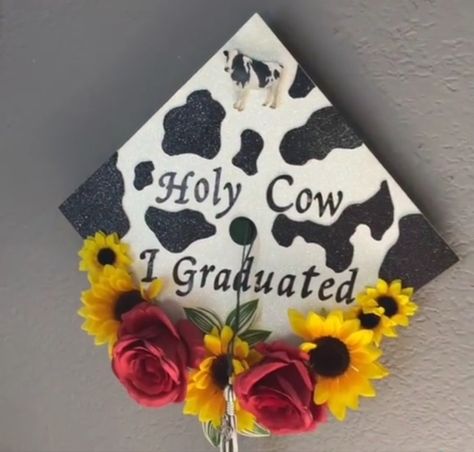 Cross Country Graduation Cap Ideas, Graduation Cap Designs Morgan Wallen, Cowgirl Graduation Cap, Graduation Cap Designs High School 2024, Cow Print Graduation Cap, Graduation Cap Designs Veterinarian, Highschool Grad Caps, Western Graduation Cap Designs, Cow Graduation Cap