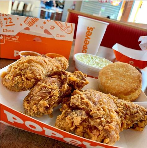 Drums are underrated, they hit everytime. 🍗 📷: @anatorresana Popeyes Louisiana Kitchen, Louisiana Kitchen, Fried Chicken Recipes, Fried Chicken, Chicken Wings, Louisiana, Drums, Takeout Container, Chicken Recipes