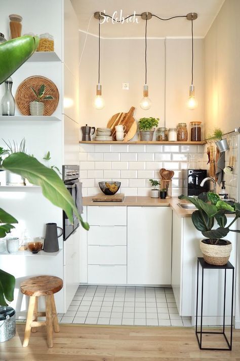 21+ Clever Small Kitchen Ideas to Make the Space Feel Bigger Model Dapur, Desain Pantry, Kitchen Decor Apartment, Gray Cabinets, Small Kitchen Decor, Small Space Kitchen, Remodel Kitchen, Cabinets Kitchen, Apartment Kitchen