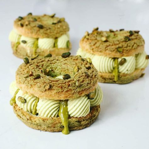 Pistachio Paris Brest, Trendy Desserts, French Cooking Recipes, Pistachio Dessert, Cake Recepies, Italian Bakery, Paris Brest, Dessert Photography, Vegan Bakery