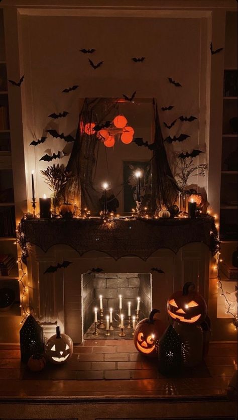 Halloween Fireplace, Halloween Living Room, Halloween Bedroom, Halloween Decor Ideas, Halloween Mantle, Casa Halloween, Halloween Mantel, Halloween Room Decor, Dekor Diy