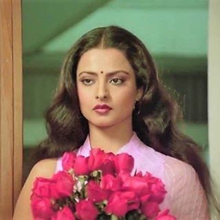 #muvyz042117 #BollywoodFlashback #whichmuvyz #guessthemovie #Diva #Rekha #instadaily #instagood #instapic #muvyz Rekha Aesthetic, Bollywood Icons, Bollywood Aesthetics, Bollywood Women, 90s Bollywood Actress, 90s Bollywood Fashion, Goddess Beauty, Rekha Actress, Bollywood Makeup