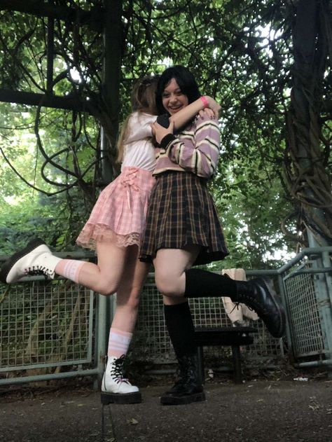 two girls hugging Black And Pink Gf Aesthetic, Matching Things Aesthetic, Pink And Black Matching Outfits, Pink And Black Girlfriends, Goth And Pink Couple, Pink And Black Friends Aesthetic, Black X Pink Couple, Opposite Girlfriends Aesthetic, Pink X Black Aesthetic Couple