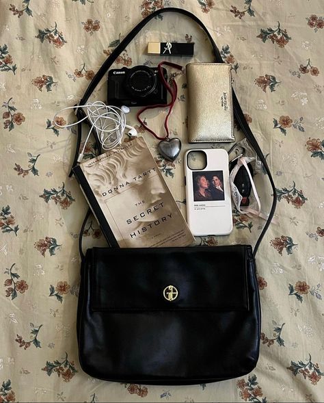 Everyday Bag Essentials, What's In My Purse, Inside My Bag, Purse Essentials, Handbag Essentials, Bag Aesthetic, What In My Bag, The Secret History, Pretty Bags