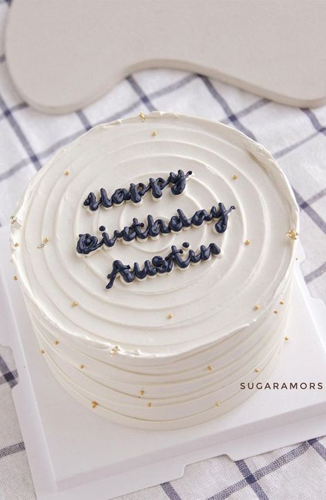 Simple White Cakes Birthday, Birthday Cake Ideas Simple Aesthetic, Birthday Cake For Women Simple Easy, Round Birthday Cake Aesthetic, 40th Birthday Cake Simple, Simple White Birthday Cake For Women, Round Simple Cake, Simple White Cake Designs Birthday, Aesthetic Cake Men