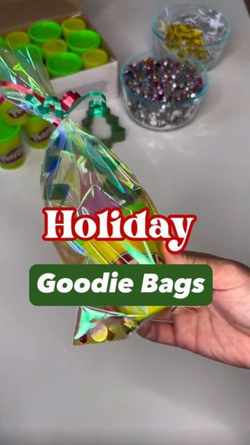 Classmate Christmas Gifts Preschool, Classmate Christmas Gifts, Play Doh For Kids, Goodie Bag Ideas, School Party Favors, Christmas Goodie Bags, Green Play, Goodie Bags For Kids, Christmas Treat Bags