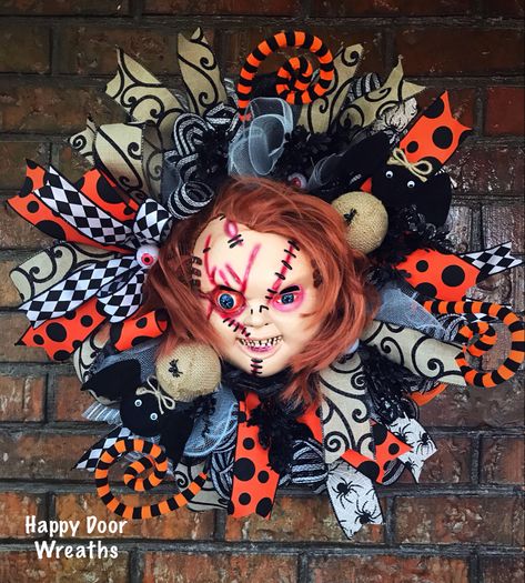 Halloween Chucky Wreath by Happy Door Wreaths Chucky Wreath, Chucky Halloween Wreath, Scream Wreath, Horror Wreath Diy, Scream Halloween Wreath, Horror Wreaths, Scary Halloween Wreath, Chucky Halloween, Horror Crafts