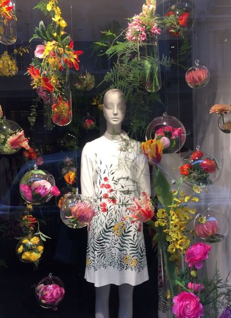 Flower Shop Display, Spring Window Display, Display Visual Merchandising, Unique Mannequin, Fashion Window Display, Fashion Design Inspiration, Window Display Retail, Flower Shop Design, Decoration Vitrine