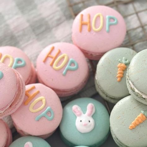 Liz McClure Macarons on Instagram: "Hopping right into Easter baking because Easter is early this year! 🐰🥕  This classic round set includes: 💗 Raspberry 💚 Vanilla Almond 💙 Birthday Cake  Message me to order! 🐰💕  #lizmccluremacarons #macarons #macaronslady #macaronstagram #macarongram #macaronsofinstagram #stlmacarons #eastermacarons" Almond Birthday Cake, Bunny Macarons, Easter Macarons, Birthday Cake Messages, Macarons Cake, Dessert Station, Easter Baking, Bunny Cake, Easter Cakes