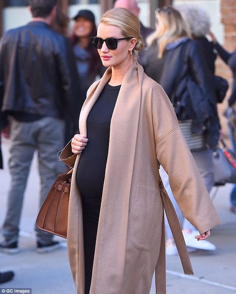 Celebrity Pregnancy Style, Celebrity Pregnancy, Celebrity Maternity Style, Pregnancy Style, Pregnant Celebrities, Cute Maternity Outfits, Stylish Maternity Outfits, Rosie Huntington, Pregnancy Looks