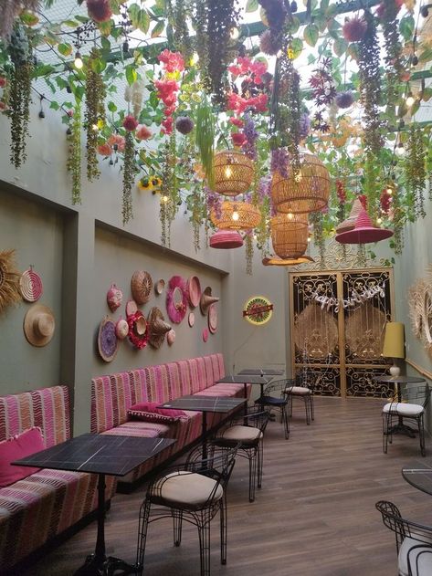 Colorful Cafe Interior, Mexican Cafe Interior, Heladerias Ideas Decoracion, Cafeterias Aesthetic, Boho Restaurant, Cozy Cafe Interior, Mexican Cafe, Cafe Design Inspiration, Restaurant Garden