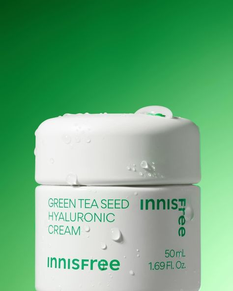 🌱💧 Quench your skin with nature's hydration! INNISFREE Green Tea Seed Hyaluronic Cream combines the nourishing power of green tea with hyaluronic acid to deliver intense, long-lasting moisture. This cream absorbs like a dream, leaving your skin plump, refreshed, and glowing all day! Perfect for a natural, dewy look. 🌿✨ #Innisfree #GreenTeaSeed #HyaluronicHydration #KBeautyEssentials #GlowingSkin Innisfree Green Tea, Dewy Look, Setting Powder, K Beauty, Hyaluronic Acid, Glowing Skin, Green Tea, Your Skin, Seeds