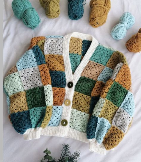 How To Make A Granny Square Cardigan, Winter Outfits Crochet, Grannysquare Cardigan Crochet, Crochet Business Casual, Granny Square Cardigans, Patchwork Crochet Sweater Layout, Patch Work Crochet Cardigan, Granny Square Crochet Pattern Cardigan, Crochet Squares Cardigan