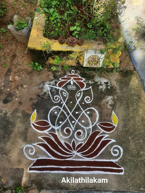 Ganapathi Rangoli Designs, Rangoli Muggulu Designs, Ganesha Kolam, Ganesha Rangoli, Easy Rangoli Designs Videos, Very Easy Rangoli Designs, Rangoli Designs Photos, Rangoli Designs Simple Diwali, Rangoli Simple