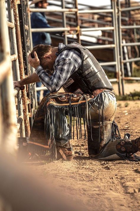 Pbr Bull Riding, Outdoors Quotes, Cowboy Photography, Design Humor, Hats Western, Rodeo Time, Western Photo, Cowboy Pictures, Rodeo Cowboys