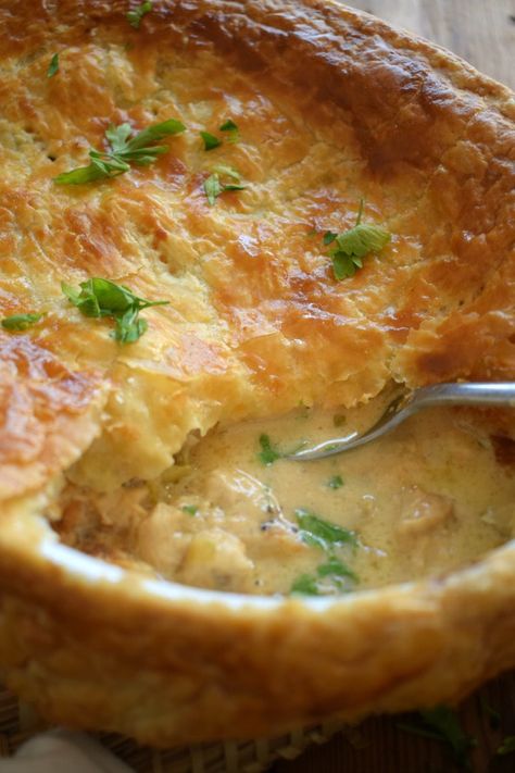 Creamy Chicken & Leek Pie - Julia's Cuisine Chicken And Leek Pie, Leek Pie, Leek Recipes, Scottish Recipes, Meat Pies, Chicken Pie, Pot Pies, Puff Pastry Recipes, Sausage Rolls