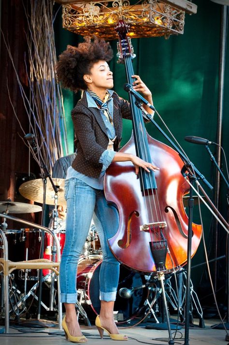 Esperenza Spalding. Jazz Aesthetic Clothing, Guitarist Photography, Esperanza Spalding, Natural Hair Pictures, Look Working Girl, Jazz Style, Jazz Artists, Double Bass, Jazz Musicians