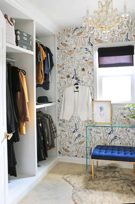 Small Space, Big Design - The Bold Closet Trend (Plus, Sara Reveals Her Master Closet Wallpaper) - Emily Henderson #mastercloset #dreamcloset #masterbedroom Master Closet Bathroom, Closet Nook, Closet Wallpaper, A Walk In Closet, Dressing Design, Narrow Rooms, Closet And Bathroom, 90s Wallpaper, Closet Renovation