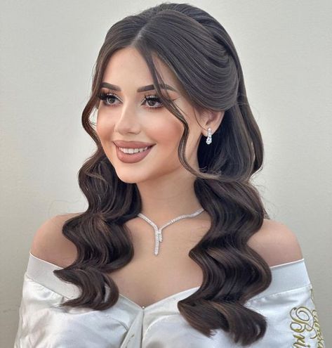 Xv Hairstyles Quinceanera Down, Bride Hairstyles For Round Face, Peinados Para Xv Años, Mom Hairstyles Short, Anime Makeup Ideas, Hairstyles Short Hair Updo, Messy Ponytail Hairstyles, Night Out Hairstyles, Messy Bob Haircut