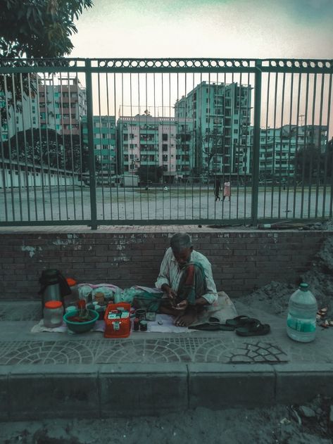 Homeless Man With Good Heart Homeless People Photography, Homelessness Photography, Homeless Photography, Homeless Aesthetic, Movie Moodboard, Pieces Aesthetic, Describe A Person, Social Status, Homeless People