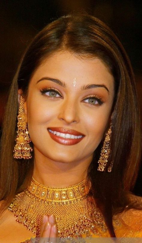 Aishwarya Rai Style, Aishwarya Rai Aesthetic, Aishwarya Rai 90s Aesthetic, Aishwarya Saree, Aishwarya Rai 90s, Indian Baddie, Bollywood Icons, Celeb Aesthetic, Aishwarya Rai Makeup