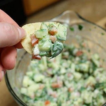 Crisp Cucumber Salsa-I use Greek yogurt instead of low fat sour cream Cucumber Salsa, Snacks Für Party, Aioli, Tex Mex, I Love Food, Appetizer Snacks, Greek Yogurt, Mayonnaise, Parsley