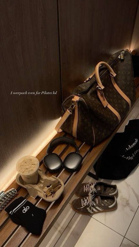 Items Aesthetic, Inside My Bag, Life Vision Board, Handbag Essentials, Instagram Lifestyle, Lifestyle Aesthetic, Luxury Lifestyle Dreams, Future Lifestyle, Rich Life