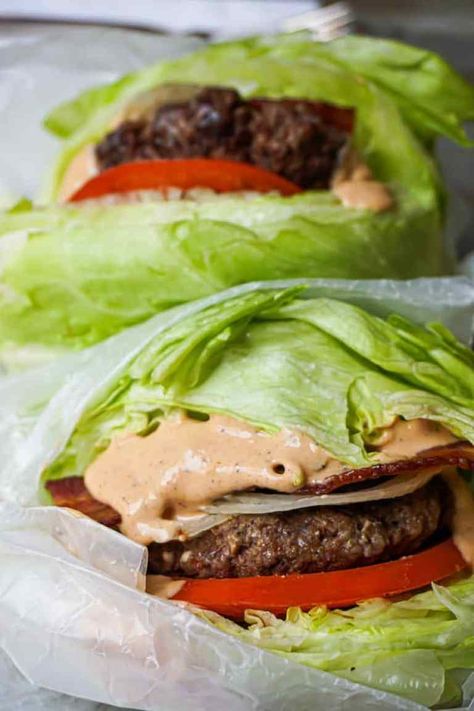 Hamburgers with Animal Sauce and Iceberg Lettuce Buns Veggie Burger Lettuce Wrap, Lettuce Bun Burger, Lettuce Hamburger Wraps, Iceberg Lettuce Sandwich, Things To Make With Lettuce, Breakfast Lettuce Wraps, Iceberg Lettuce Wraps, Iceberg Recipes, Healthy Dinner Low Carb