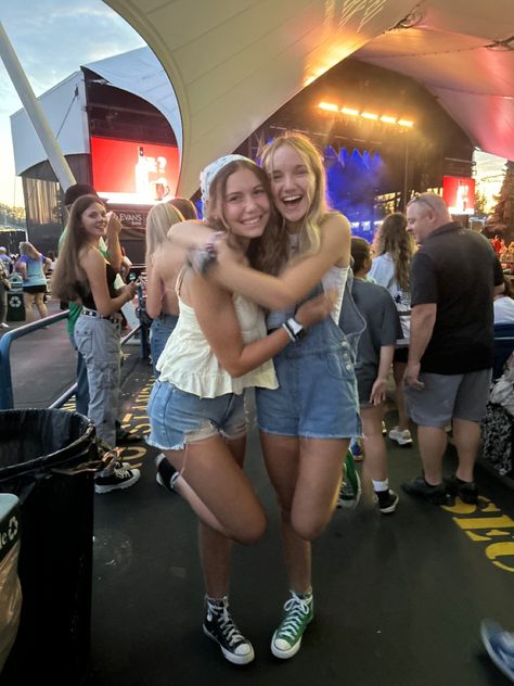 Lumineers Outfit, Noah Kahan Concert, Christian Concert, Outfit Ideas Cute, Noah Kahan, Friend Pictures Poses, Teen Girl Bedroom, Teen Party, Concert Fits