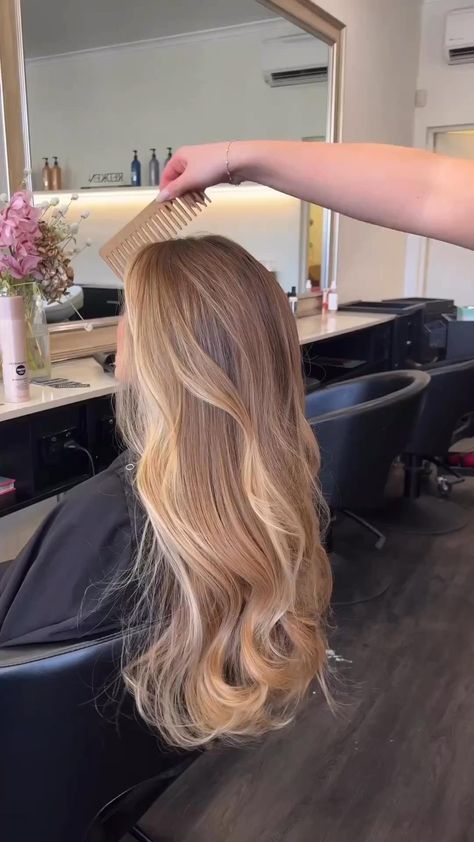 💞 💓 💗 💖 Blond Highlights On Golden Brown Hair, Pretty Hair Highlights, Lived In Vanilla Blonde, Balayage Hair Caramel Blonde, Sorry Blonde Hair, Reverse Balayage Bronde, Sun Kissed Dark Blonde Hair, Blonde Hair To Brunette, Halo Highlights Hair Blonde