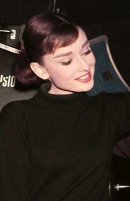 Perfect celebrity teeth: Why are the teeth of celebrities so beautiful? Audrey Hepburn Funny, Celebrity Teeth, Audrey Hepburn Funny Face, Funny Face 1957, Audrey Hepburn Outfit, Aubrey Hepburn, Audrey Hepburn Photos, Ali Larter, Audrey Hepburn Style