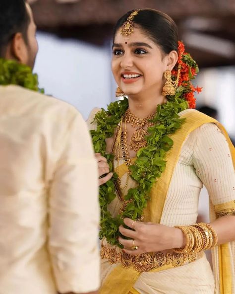 Anaswara Rajan, Onam Outfits, Dusky Skin, Bengali Bridal Makeup, Anarkali Dress Pattern, Anupama Parameswaran, Indian Wedding Wear, Anarkali Dress, Family Moments