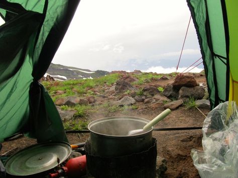 Gado-Gado Spaghetti: A Classic NOLS Recipe :http://blog.nols.edu/2016/08/05/gado-gado-spaghetti-recipe/ Peanut Ramen, Food Outdoor, Camping Winter, Camping Foods, Camping Menu, Wild Onions, Backpacking Meals, Gado Gado, Freeze Dried Raspberries