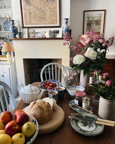 British strawberries for breakfast at the cottage 💞 June at its finest (although a little sunshine for my wedding next week would be nice 😂) . . . #cottagecooking #cottagelife #cottagestyle #countryliving #onthetable Ina Garten Aesthetic, British Cottage Interior, Cozy Flat, British Cottage, Cute Apartment, Kitchen Pantry Design, Cottage Interior, Dream House Rooms, Pantry Design