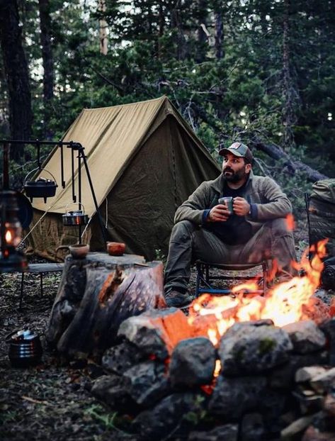 Bushcraft Shelter, Camping Inspiration, Camping Photography, Camping Aesthetic, Bushcraft Camping, Adventure Aesthetic, Mountain Man, Adventure Camping, Camping Survival