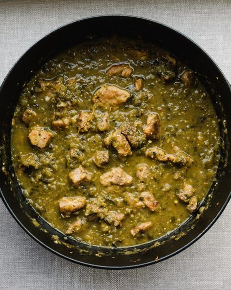 This Easy Slow Cooker New Mexico & Colorado Hatch Chile Verde Recipe may be the best pork stew you've ever tasted · i am a food blog i am a food blog Pork Chili Verde Dutch Oven, Chilli Verde, Green Chili Verde, Slow Cooker Chile Verde, Campfire Meal, Pork Green Chili, Chili Verde Recipe, Camper Food, Green Chili Stew