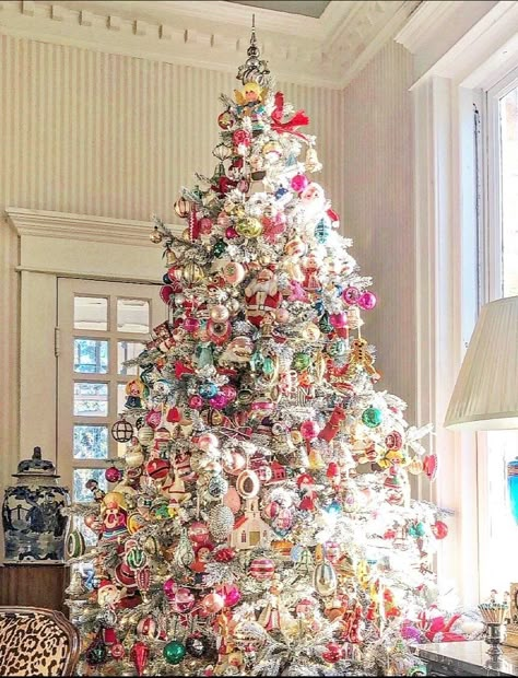 Christmas Tree Inspiration, Flocked Christmas Trees, Holiday Christmas Tree, Beautiful Christmas Trees, White Christmas Tree, Vintage Christmas Tree, Merry Little Christmas, Vintage Christmas Ornaments, Christmas Love