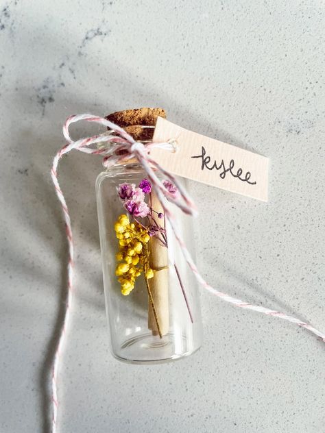 Mini Glass Cork Bottle Crafts, Tiny Gift Ideas Diy, Mini Glass Bottle Crafts, Bridesmaid Diy, Bottle Ideas, Glass Bottles With Corks, Mini Glass Bottles, Wedding Bottles, Creative Gift Wrapping